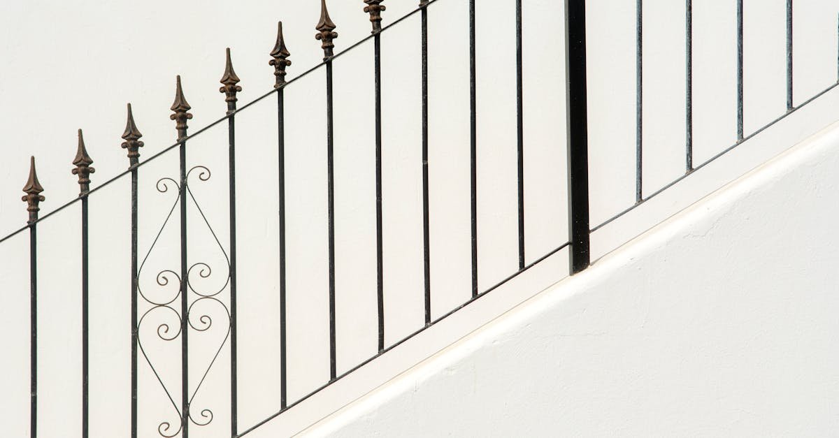 Schody bez stresu: jak wybrać i zamontować barierki, by Twój maluch był bezpieczny