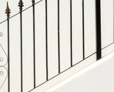 Schody bez stresu: jak wybrać i zamontować barierki, by Twój maluch był bezpieczny