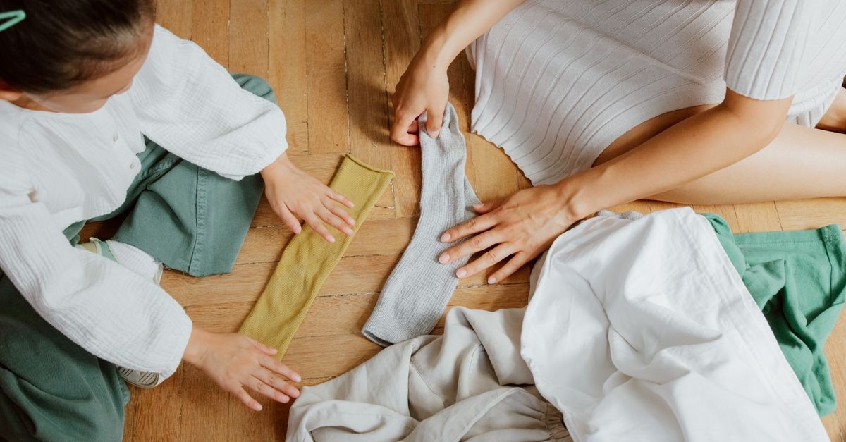 Styl w obiegu: Jak zorganizować wymianę ubrań dla mam – prosto, eko i z radością