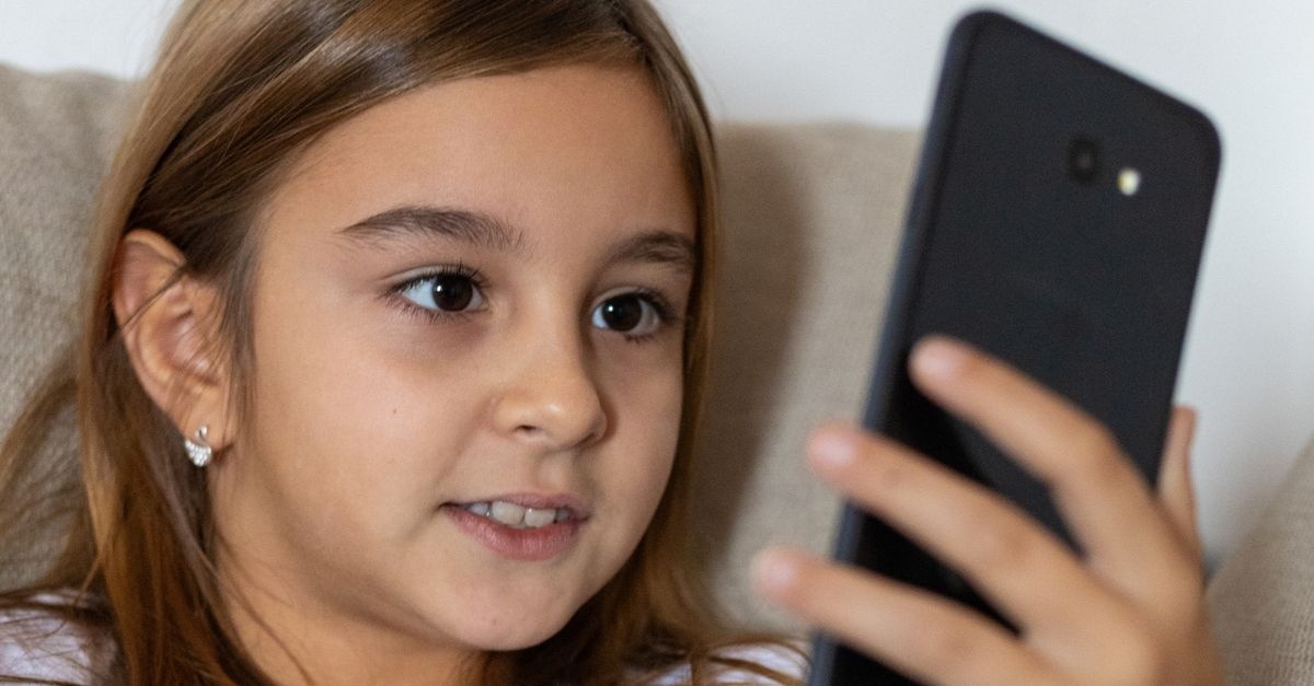 Bezpieczny smartfon dziecka: jak w 10 minut zablokować szkodliwe treści
