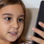Bezpieczny smartfon dziecka: jak w 10 minut zablokować szkodliwe treści