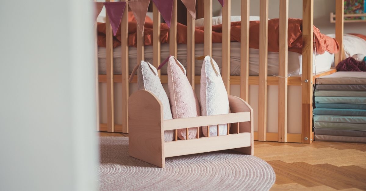Samodzielność od pierwszych kroków: meble Montessori do pokoju dziecka — czym są i jak urządzić mądrą przestrzeń