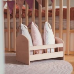 Samodzielność od pierwszych kroków: meble Montessori do pokoju dziecka — czym są i jak urządzić mądrą przestrzeń