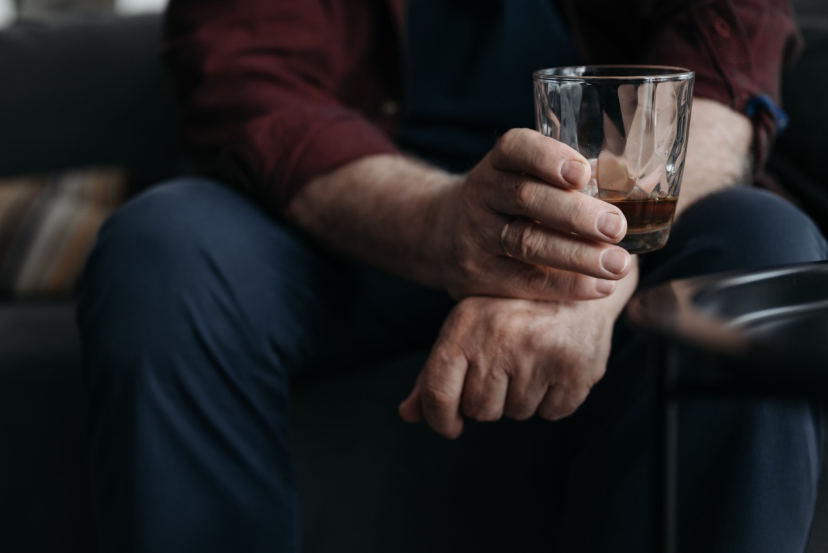 Cisza po burzy. Co naprawdę dzieje się w mózgu, kiedy przerywasz ciąg alkoholowy?