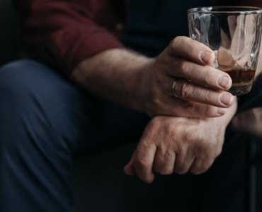 Cisza po burzy. Co naprawdę dzieje się w mózgu, kiedy przerywasz ciąg alkoholowy?