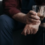 Cisza po burzy. Co naprawdę dzieje się w mózgu, kiedy przerywasz ciąg alkoholowy?